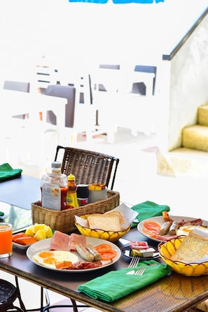 Cooked-to-order breakfast for a fee