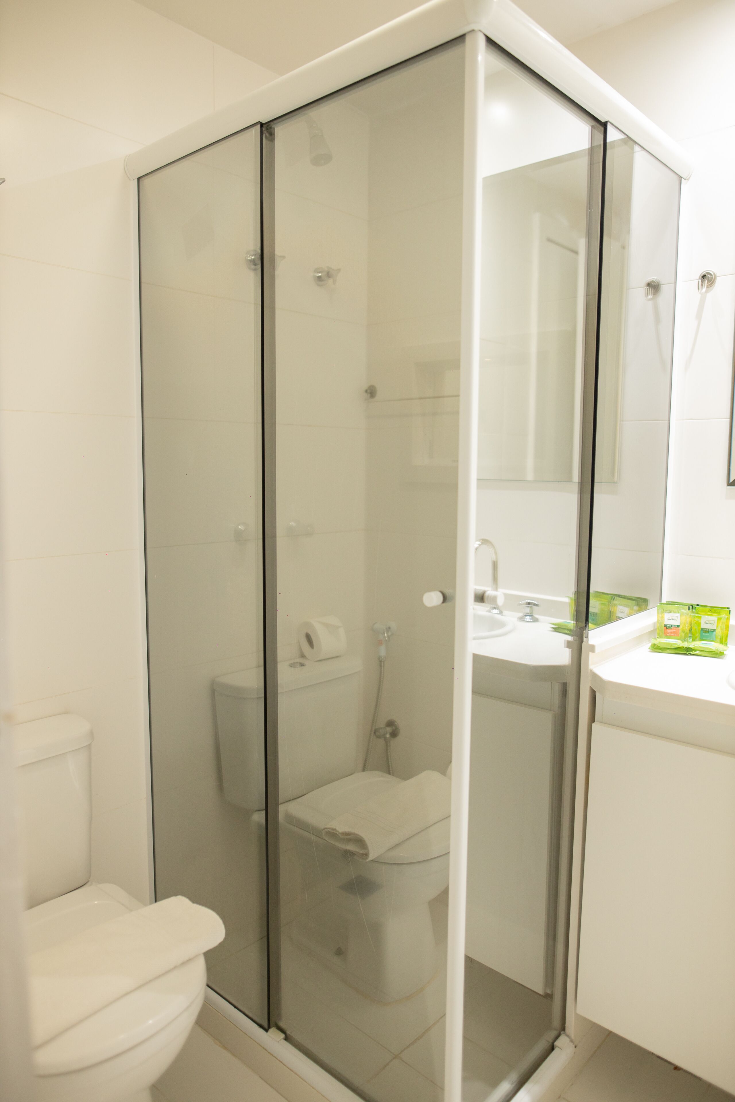 Comfort Suite, 2 Bedrooms | Bathroom | Shower, free toiletries, hair dryer, towels