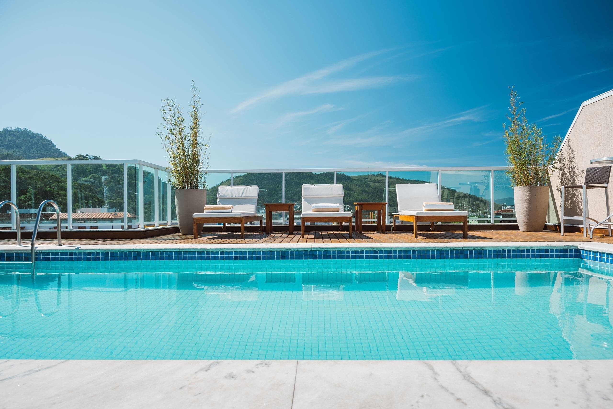 Piscine extérieure, chaises longues