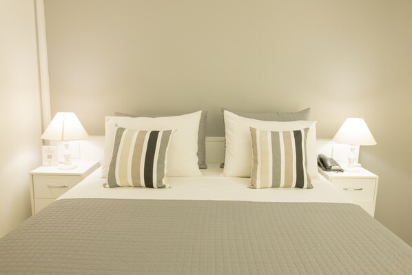 Suite Confort, 1 habitación | Caja de seguridad en la habitación, escritorio y cortinas blackout