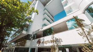 Un edificio moderno con un letrero que dice "Angra Beach".
