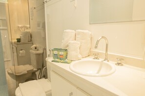Suite Confort, 1 habitación | Baño | Regadera, amenidades de baño gratuitas, secadora de cabello, toallas