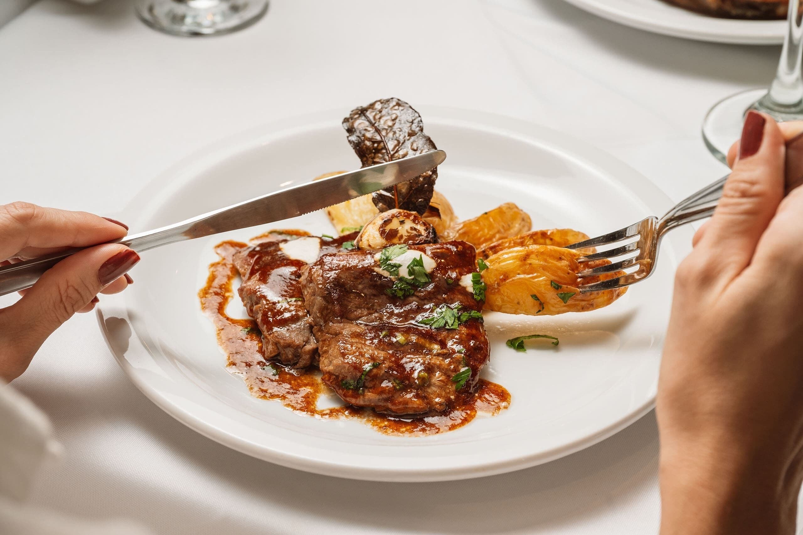 Un plato de comida con un tenedor y un cuchillo.