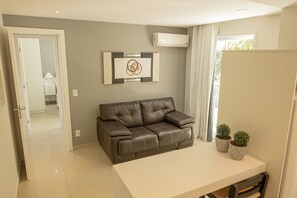 Suite Confort, 1 habitación | Caja de seguridad en la habitación, escritorio y cortinas blackout