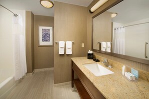 Habitación, 2 camas de matrimonio, frigorífico y microondas | Baño | Ducha y bañera combinadas y artículos de higiene personal gratuitos