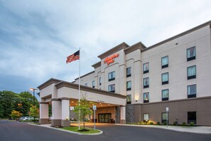A Hampton Inn building with a clear entrance, a flag, and a sign indicating 12th floor. - Hampton Inn Philadelphia/Voorhees (Voorhees)