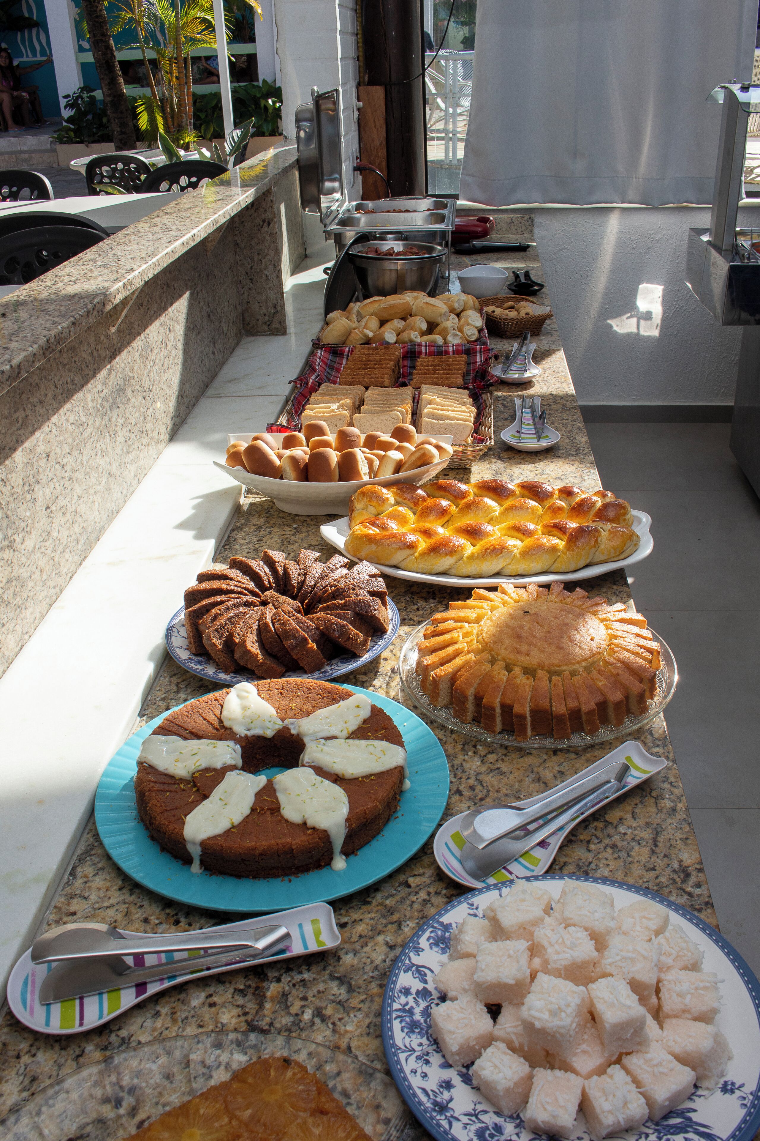 Una mesa de buffet con diversos productos de panadería y postres.