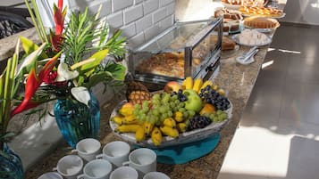 Café da manhã, almoço e jantar; culinária brasileira