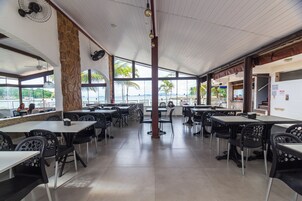 Se sirven desayunos, almuerzos, cenas y cocina brasileña 