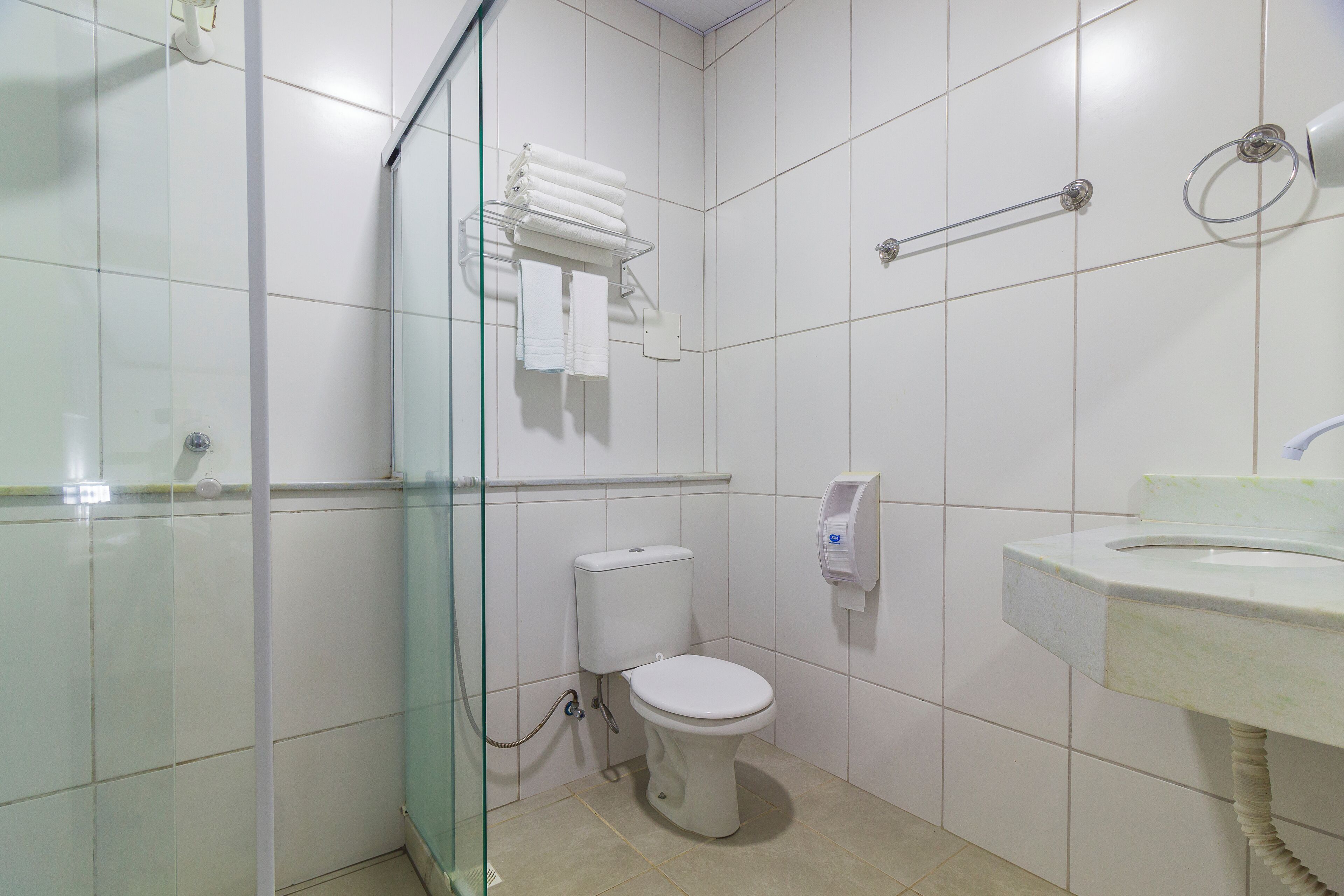 quintuplo standard | bathroom | free toiletries, hair dryer, towels