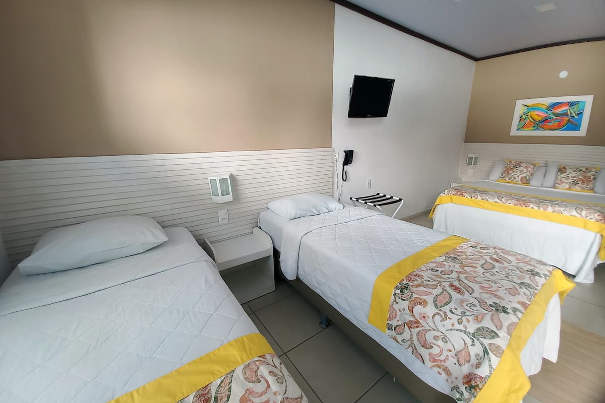 Caja fuerte, tabla de planchar con plancha, wifi gratis y ropa de cama