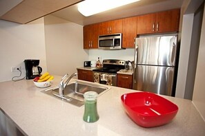 Departamento, 1 habitación | Cocina privada | Refrigerador con congelador, microondas y parrilla de estufa 