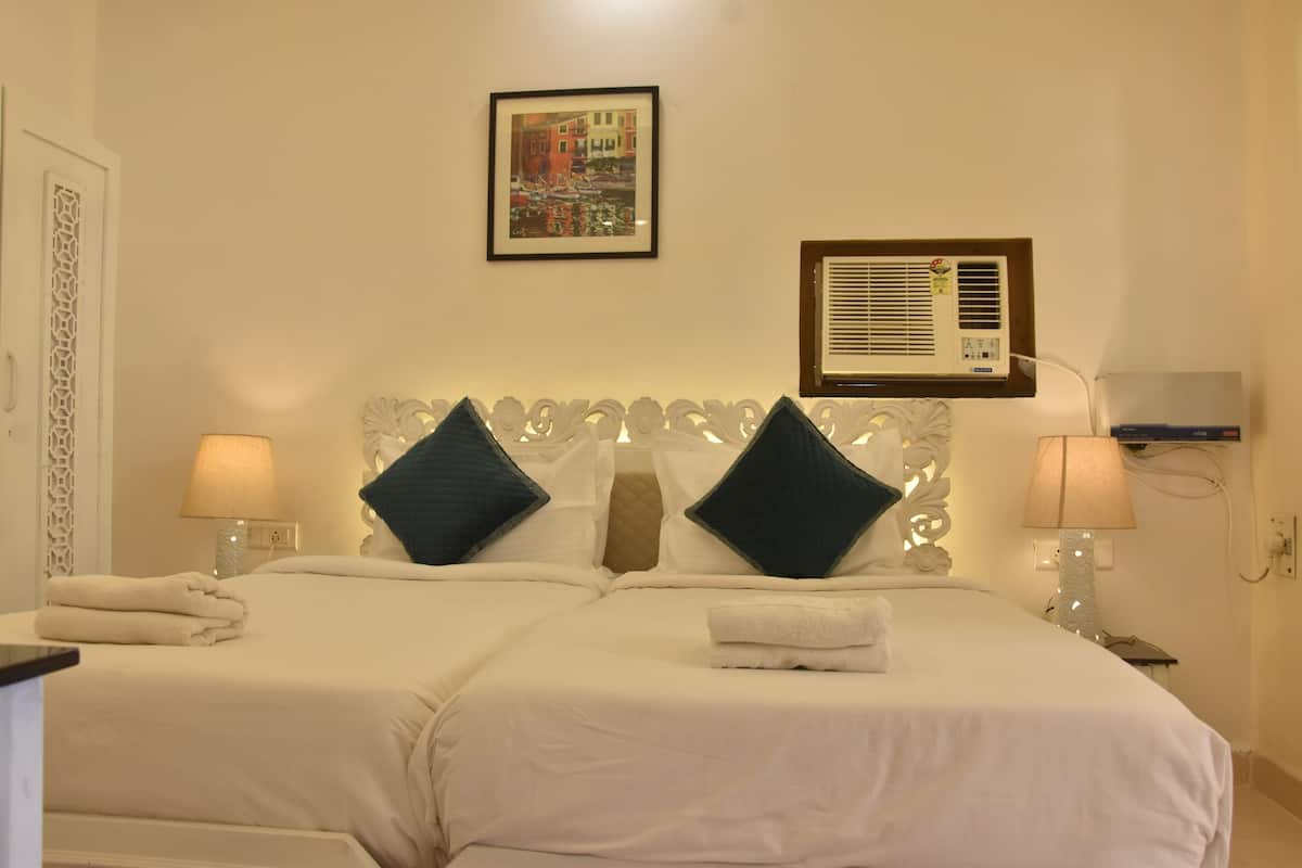 2 bedrooms, minibar, in-room safe, desk