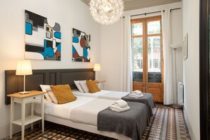 Triple Room, 2 Twin Beds | Free WiFi - Casa Maca Guest House (Barcelona)