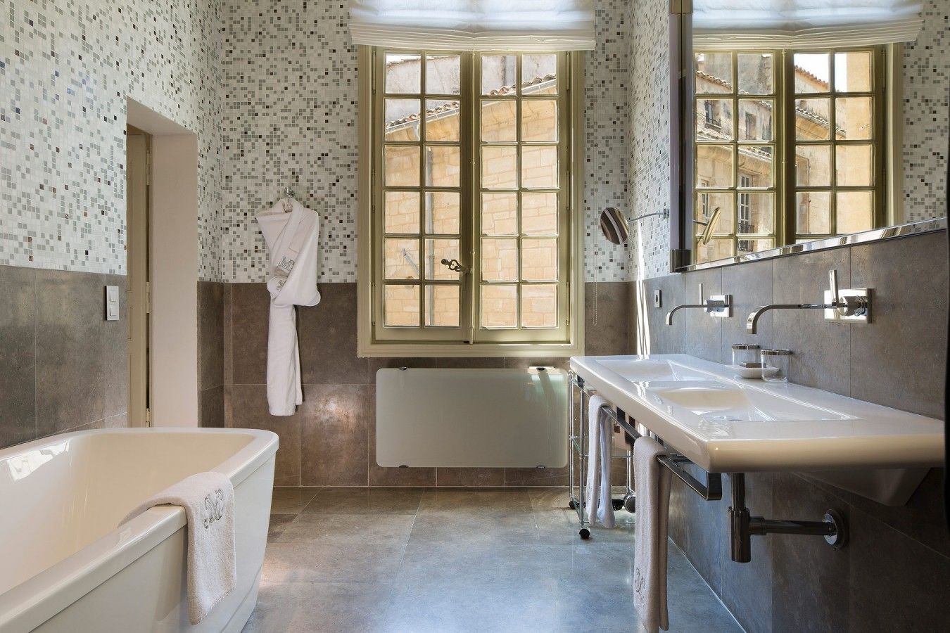 junior suite | bathroom | free toiletries, hair dryer, bathrobes, slippers