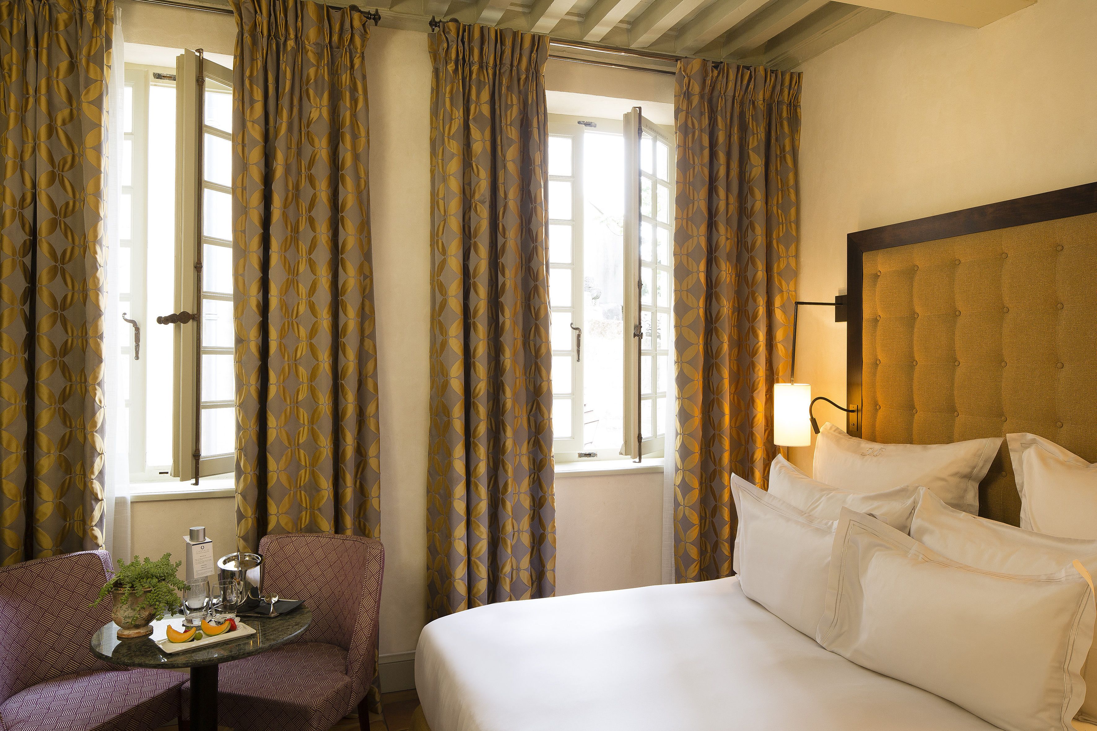 Superior-huone | Ylelliset vuodevaatteet, minibaari, tallelokero huoneessa, äänieristys