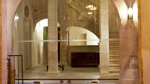 An arched corridor with a mirrored ceiling and a staircase in the background. - La Maison d'Uzes (Uzès)