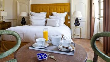Une chambre d’hôtel avec un lit, un plateau de petit-déjeuner et une clé.