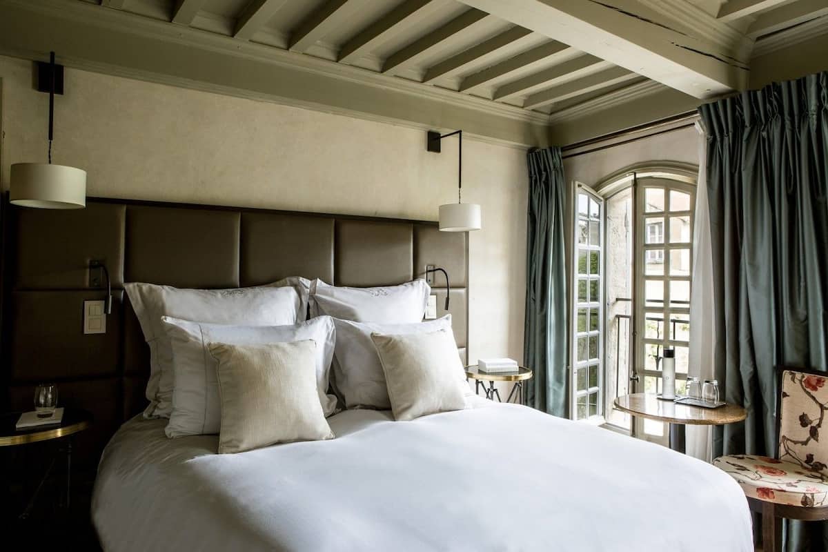 Superior Room | Peralatan tempat tidur premium, bar mini, peti besi dalam bilik