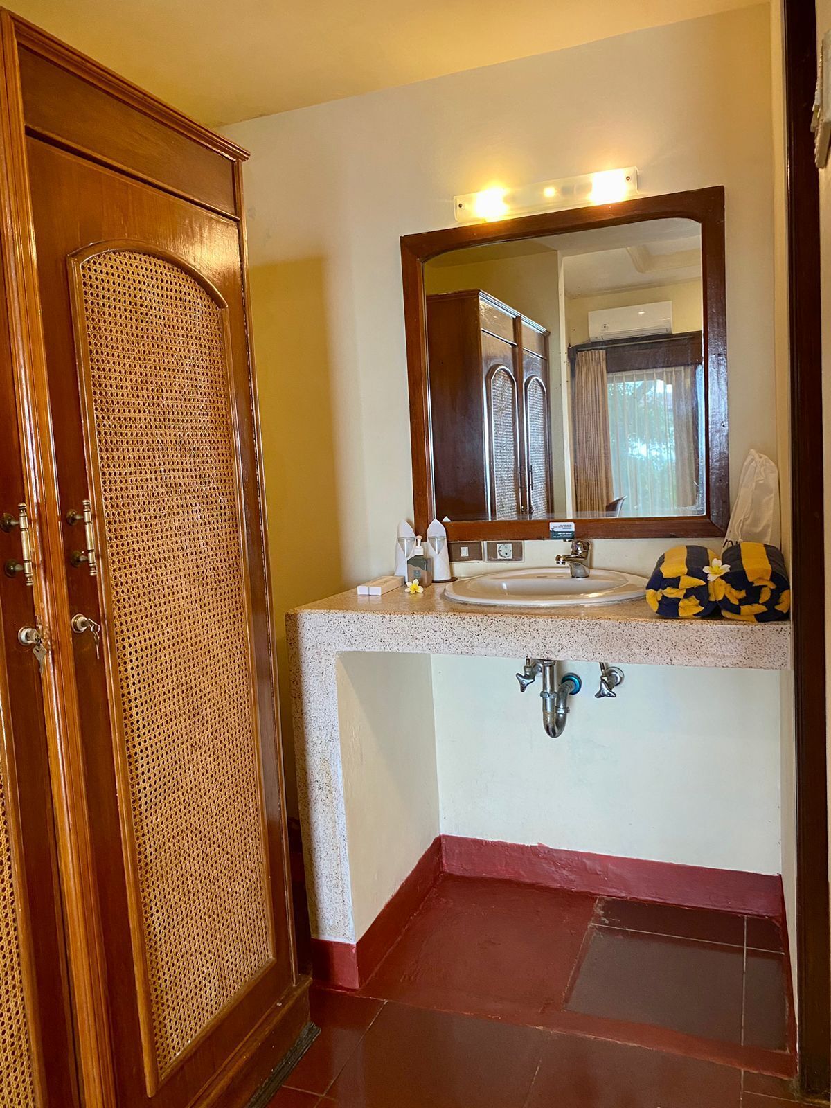 superior room, sea view | bathroom | free toiletries, hair dryer, slippers, towels