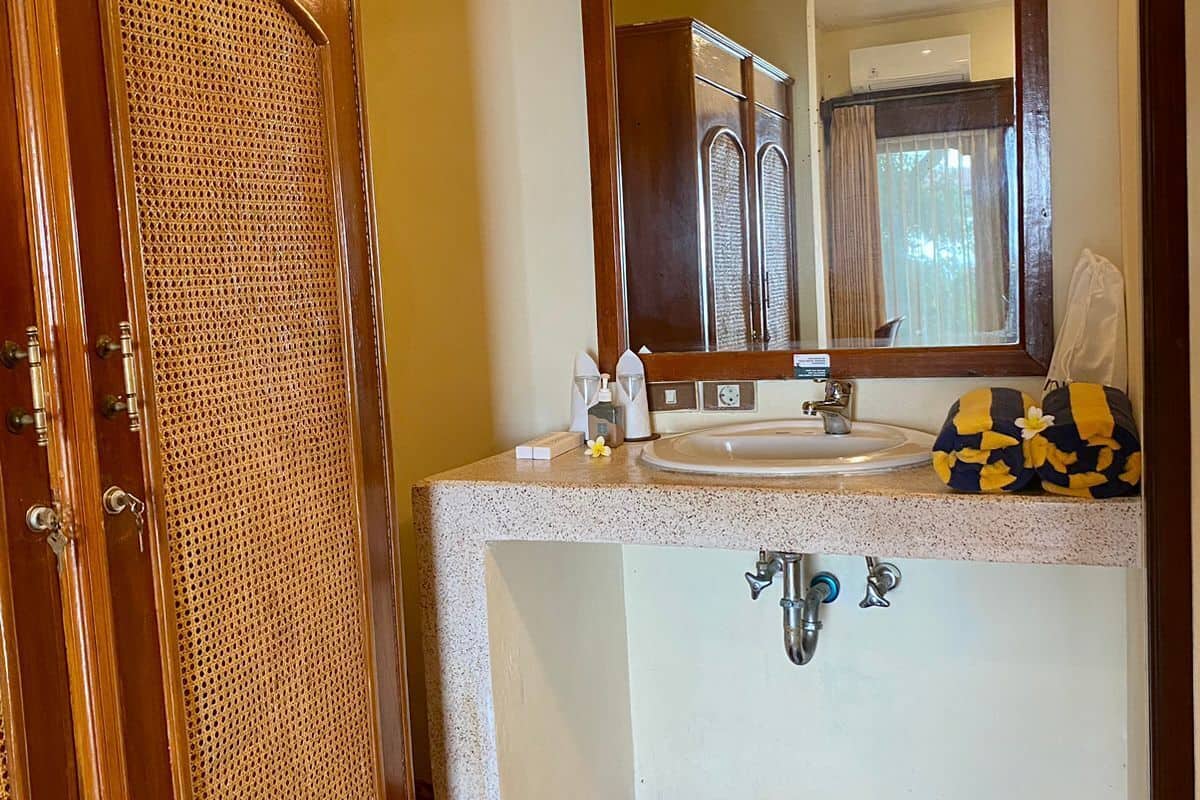 superior room, sea view | bathroom | free toiletries, hair dryer, slippers, towels