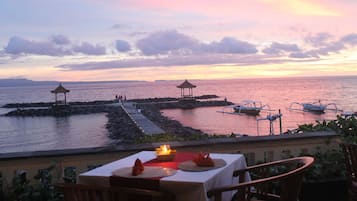 Serviço de café da manhã, culinária da Indonésia, vistas para a praia 