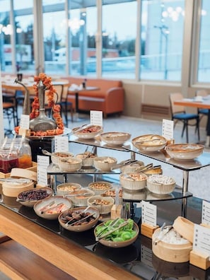 Petit déjeuner, déjeuner et dîner servis sur place