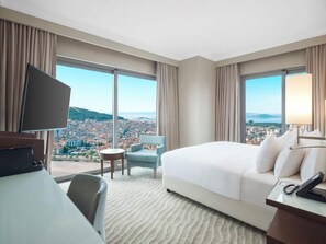 Minibar, in-room safe, free WiFi