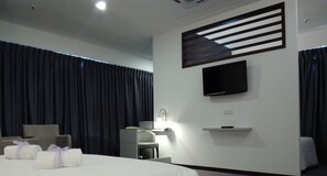 Minibar, in-room safe, desk, blackout curtains - Muar Traders Hotel (Muar)