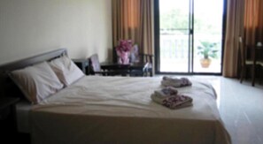 Soundproofing, free cribs/infant beds, rollaway beds, free WiFi - The Donkey's Rest (Hua Hin)