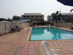 Outdoor pool, sun loungers - The Donkey's Rest (Hua Hin)
