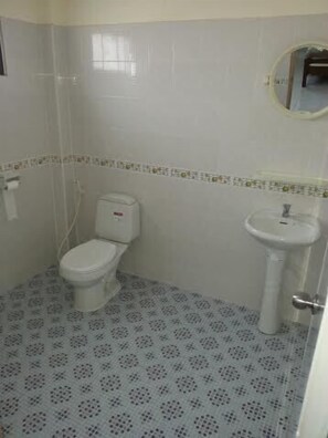 Shower, free toiletries, towels - The Donkey's Rest (Hua Hin)
