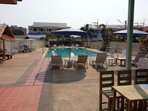 Outdoor pool, pool loungers - The Donkey's Rest (Hua Hin)