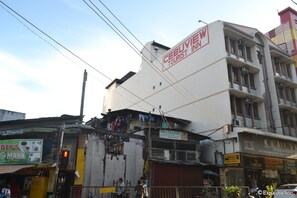 Un edifici de diversos pisos amb un cartell que diu 'Cebu View Tourist Inn'.