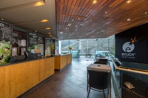 Un sauna, tratamientos corporales, envolturas corporales, reflexología
