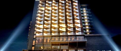 Fachada de la propiedad por la tarde o noche