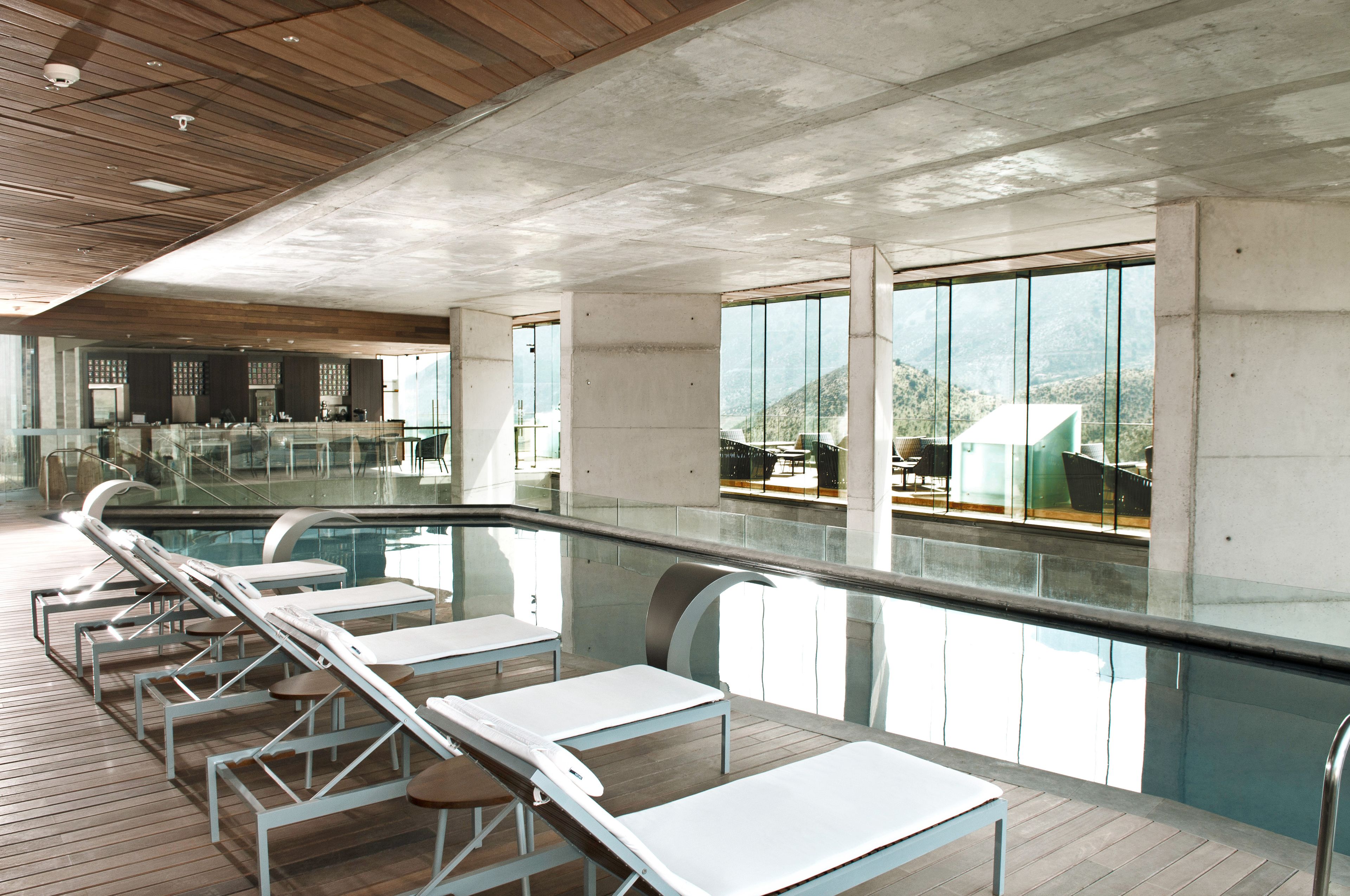 Innendørsbasseng, utendørsbasseng og solsenger