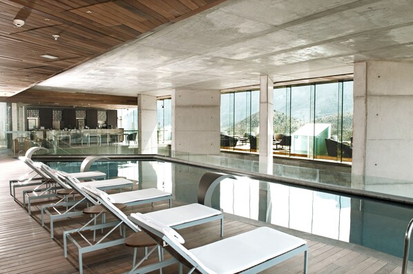 Una piscina techada, una piscina al aire libre