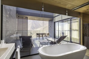 Loft | Bathroom | Combined shower/tub, deep soaking tub, free toiletries, hair dryer