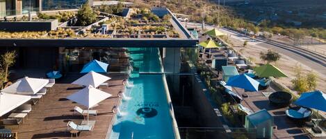 Piscine couverte, piscine extérieure, chaises longues