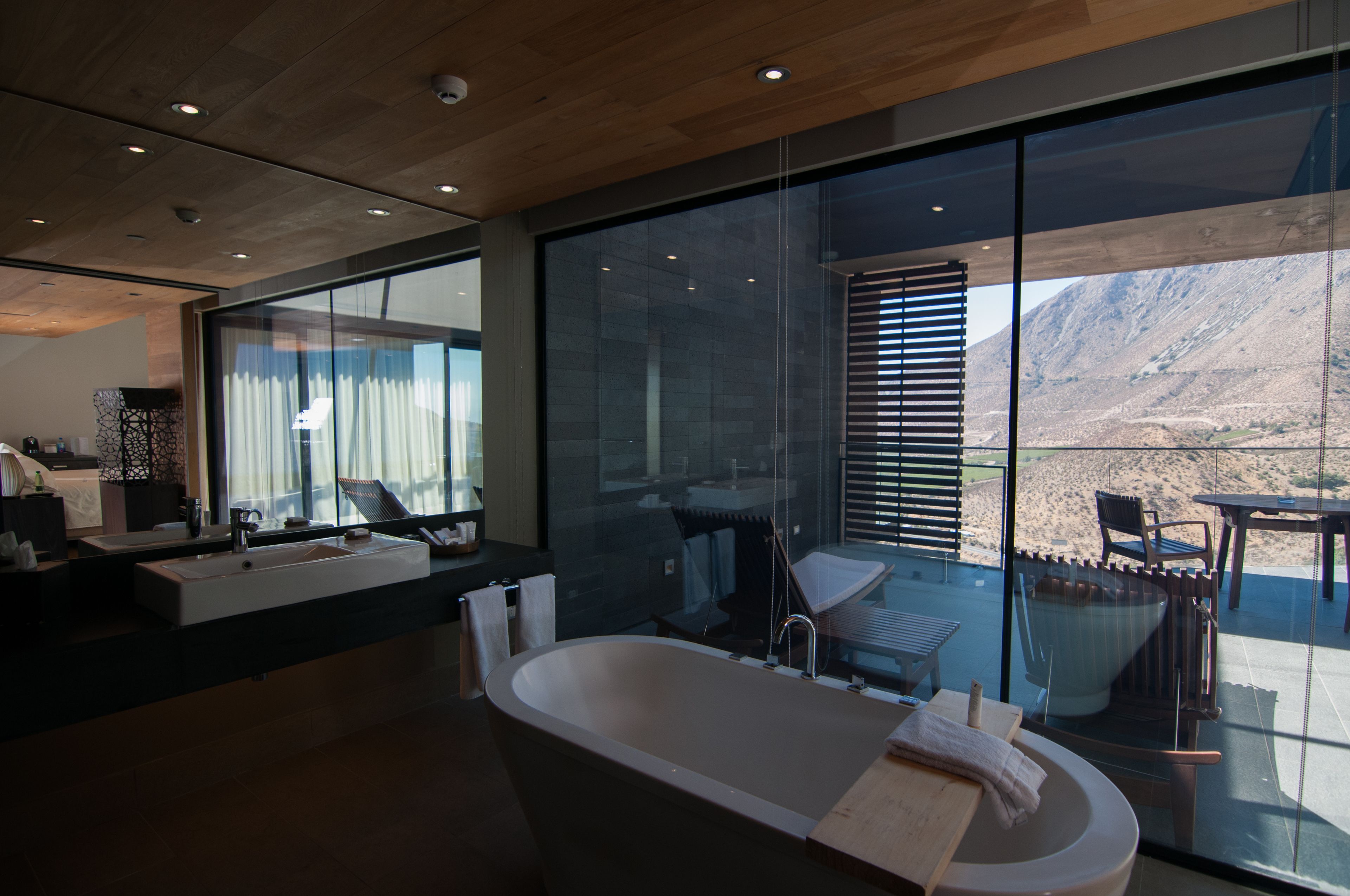 loft | bathroom | combined shower/bathtub, deep-soaking bathtub, free toiletries