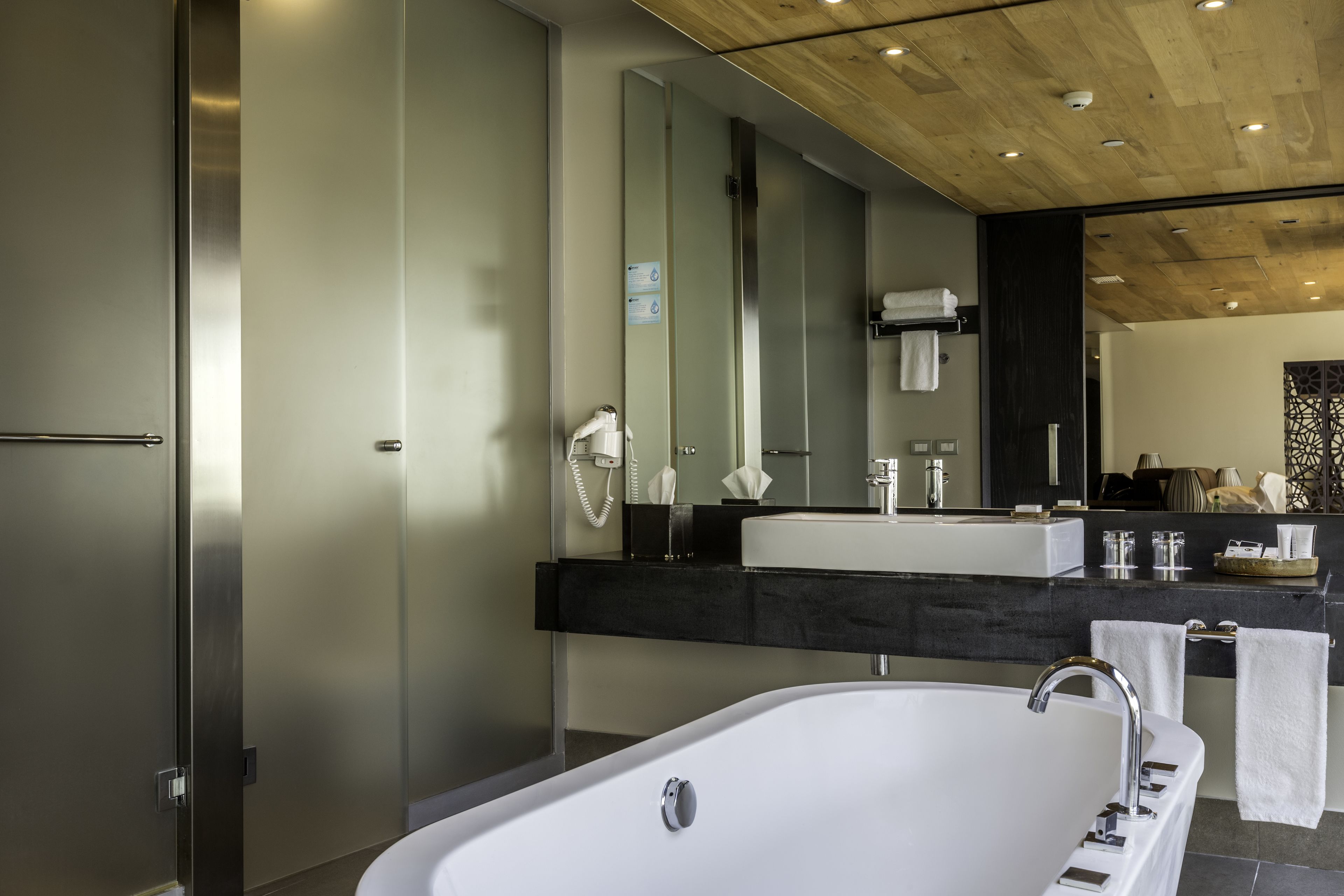 loft | bathroom | combined shower/bathtub, deep-soaking bathtub, free toiletries