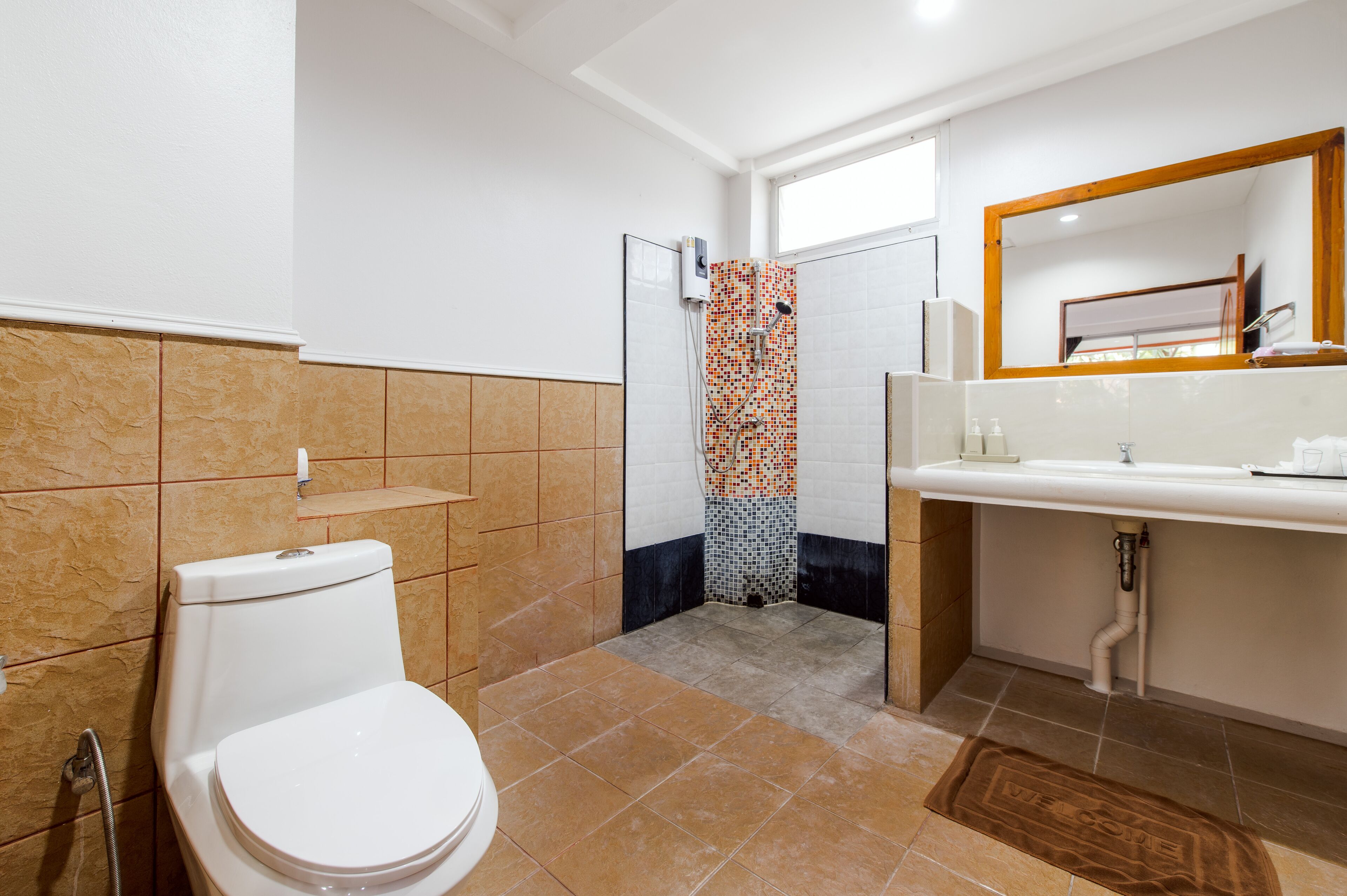 family suite | bathroom | shower, free toiletries, hair dryer, towels