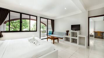 高級雙人房 | 迷你吧、房內夾萬、書桌、遮光窗簾/窗簾