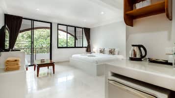 Superior Double Room | Minibar, in-room safe, desk, blackout drapes
