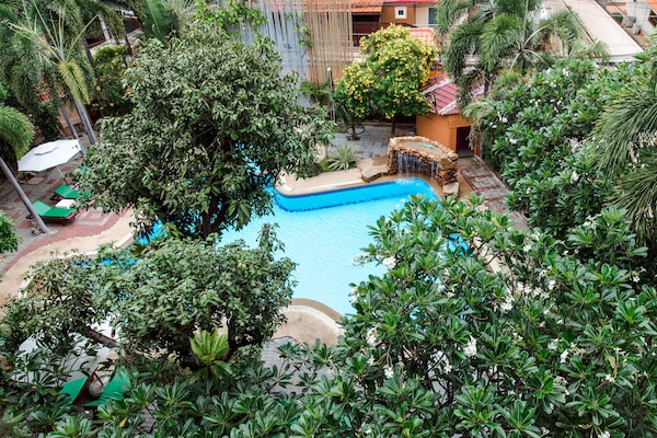 2 Bedrooms Apartment | Minibar, in-room safe, desk, blackout curtains