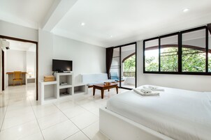 Superior Double Room | Minibar, in-room safe, desk, blackout drapes