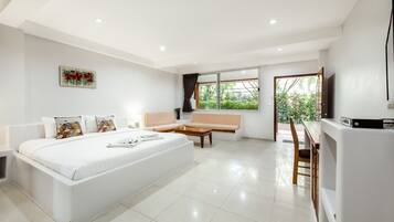Family Suite | Minibar, in-room safe, desk, blackout curtains