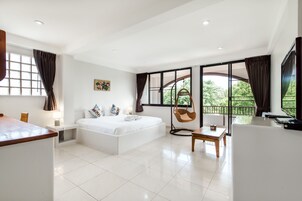 Quarto casal luxo | Frigobar, cofres nos quartos, escrivaninha, cortinas blackout