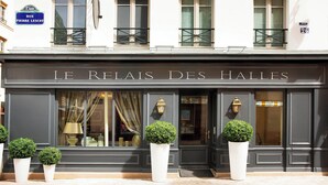 A facade of a building with the sign "LE RELAIS DES HALLES" indicating a hotel or similar establishment. - Le Relais des Halles (Paris)